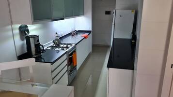 Fridge, oven, stovetop, coffee/tea maker
