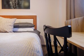 2 Schlafzimmer, Zimmersafe, Schreibtisch, Bügeleisen/Bügelbrett