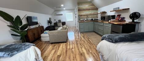 1 室のベッドルーム、セーフティボックス (室内)、デスク、WiFi (無料)