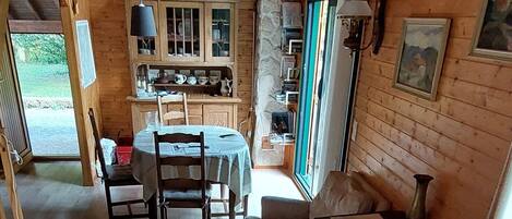 Télévision, lecteur de DVD, livres
