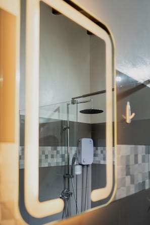 Shower, rainfall showerhead, towels - Dushi Vida Country Inn (Soto)
