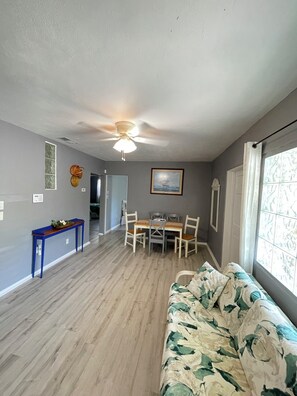 Smart TV - Florida Beach Cottage 3BR-2BA + Den (Nokomis)