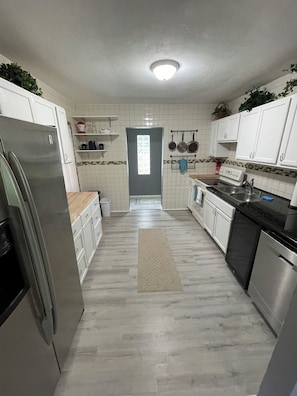 Fridge, microwave, oven, stovetop - Florida Beach Cottage 3BR-2BA + Den (Nokomis)