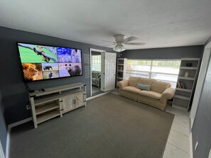 Smart TV - Florida Beach Cottage 3BR-2BA + Den (Nokomis)