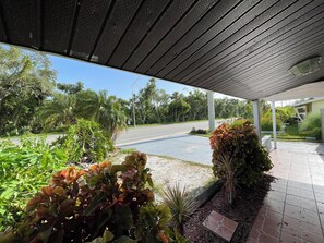 Property grounds - Florida Beach Cottage 3BR-2BA + Den (Nokomis)