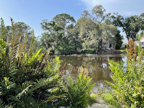 Florida Beach Cottage 3BR-2BA + Den