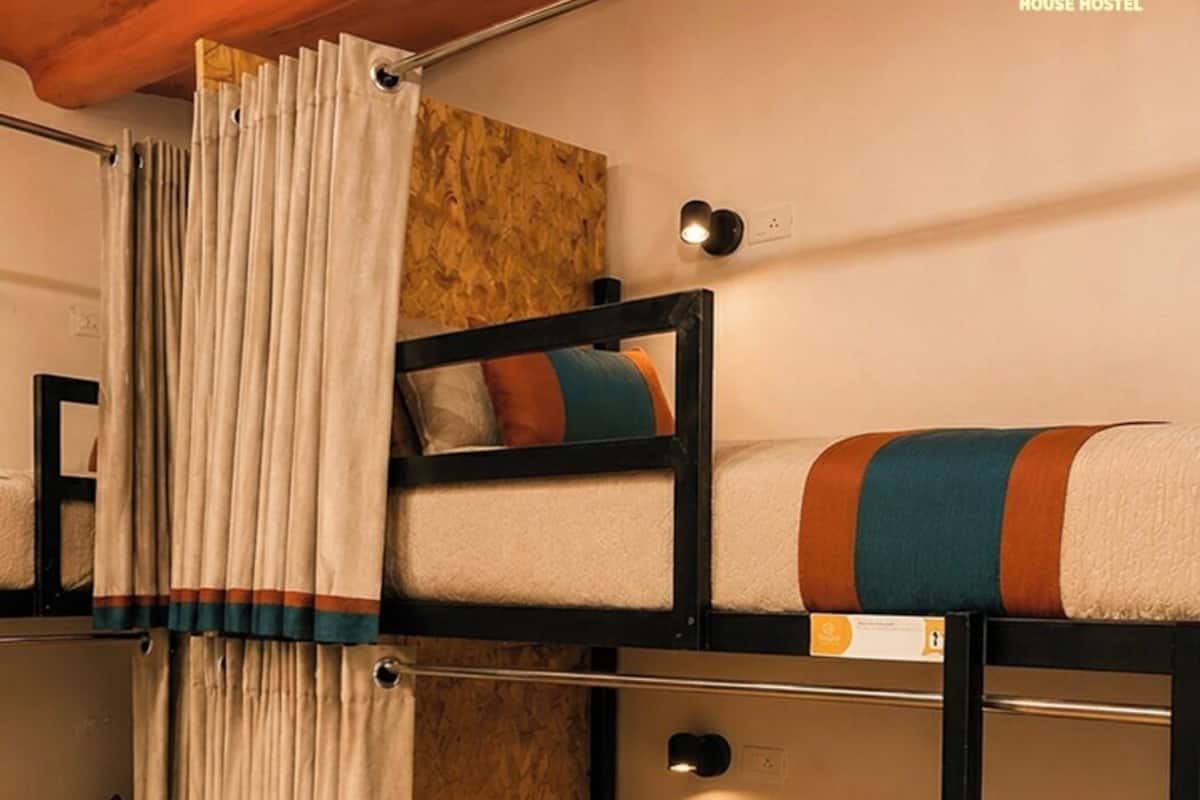 Dormitorio compartido clásico, vista al patio | Edredón y wifi gratis
