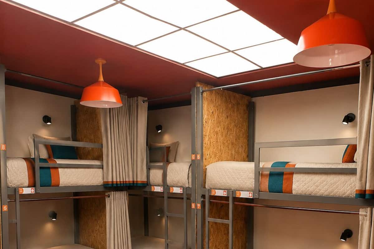 Dormitorio compartido clásico, vista al patio | Edredón y wifi gratis