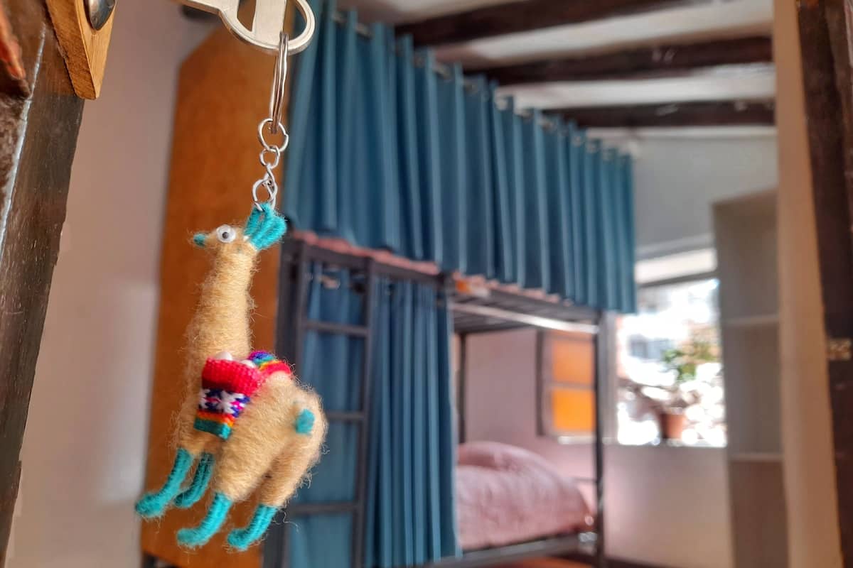 Chambre Quadruple Confort, vue cour intérieure | 1 chambre, couette en duvet d'oie, Wi-Fi gratuit