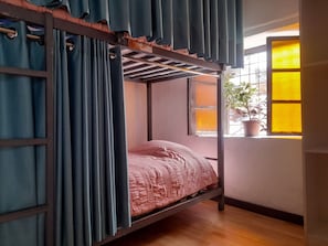 Habitación cuádruple Confort, vistas al patio | 1 dormitorio, edredones de plumas, wifi gratis