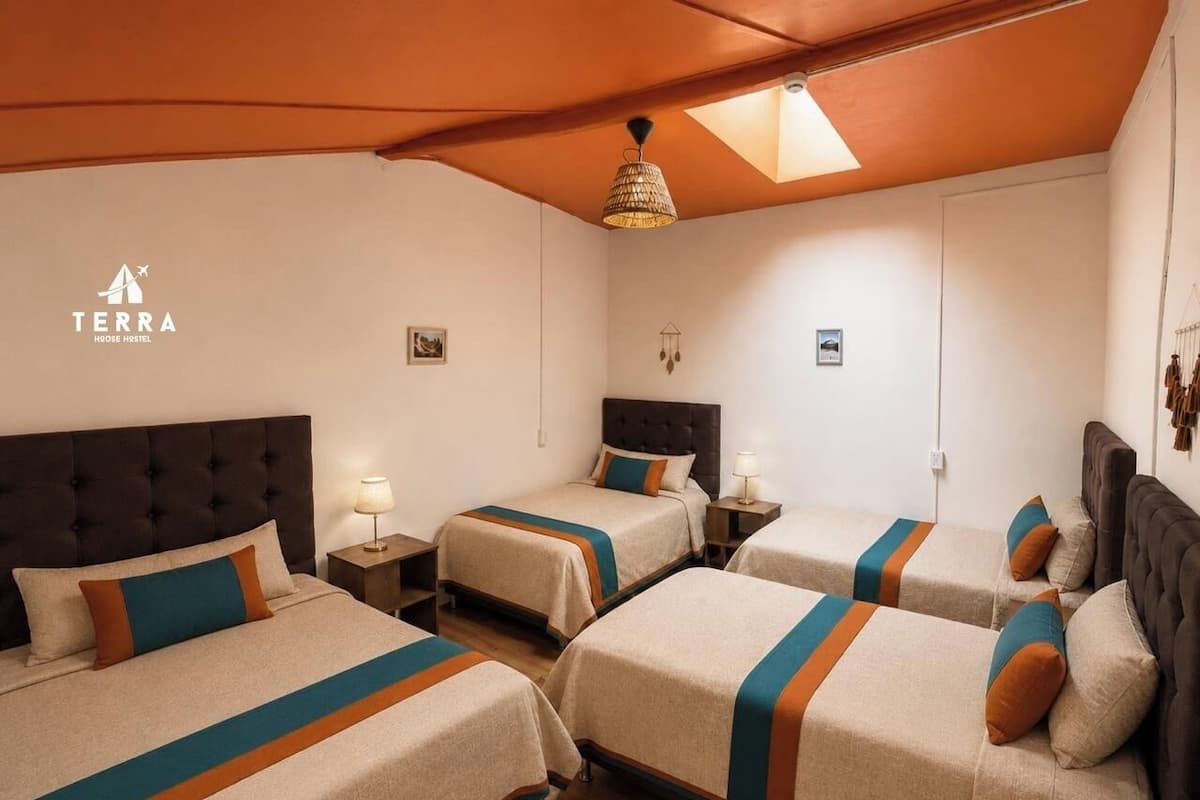 Habitación cuádruple Confort, vista al patio | Edredón y wifi gratis