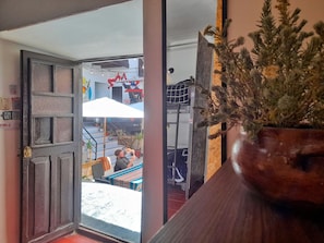 Dormitorio compartido clásico, vistas al patio | 1 dormitorio, edredones de plumas, wifi gratis
