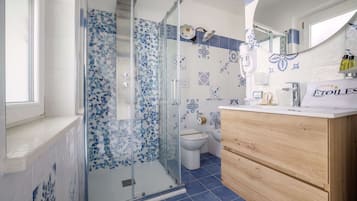 Shower, hair dryer, bidet, towels