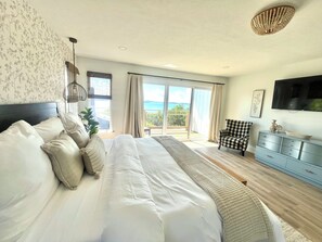 5 bedrooms, iron/ironing board, WiFi, bed sheets - Fully remodeled lake house with gorgeous views of Bull Shoals Lake! (Lakeview)