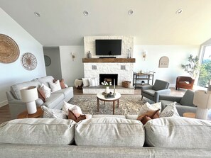 TV - Fully remodeled lake house with gorgeous views of Bull Shoals Lake! (Lakeview)