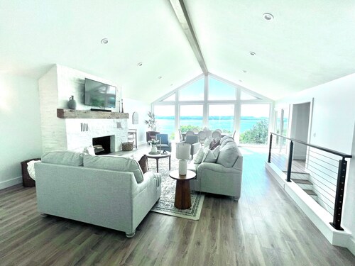 Fully remodeled lake house with gorgeous views of Bull Shoals Lake!