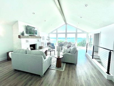 Fully remodeled lake house with gorgeous views of Bull Shoals Lake!