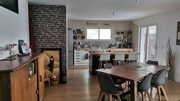 Een microgolfoven, een oven, een kookplaat, een vaatwasser