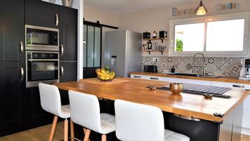 Een microgolfoven, een oven, een kookplaat, een vaatwasser