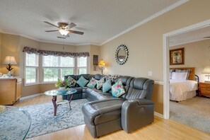 TV - Golf Getaway w/ Pool Access in Myrtle Beach! (Myrtle Beach)