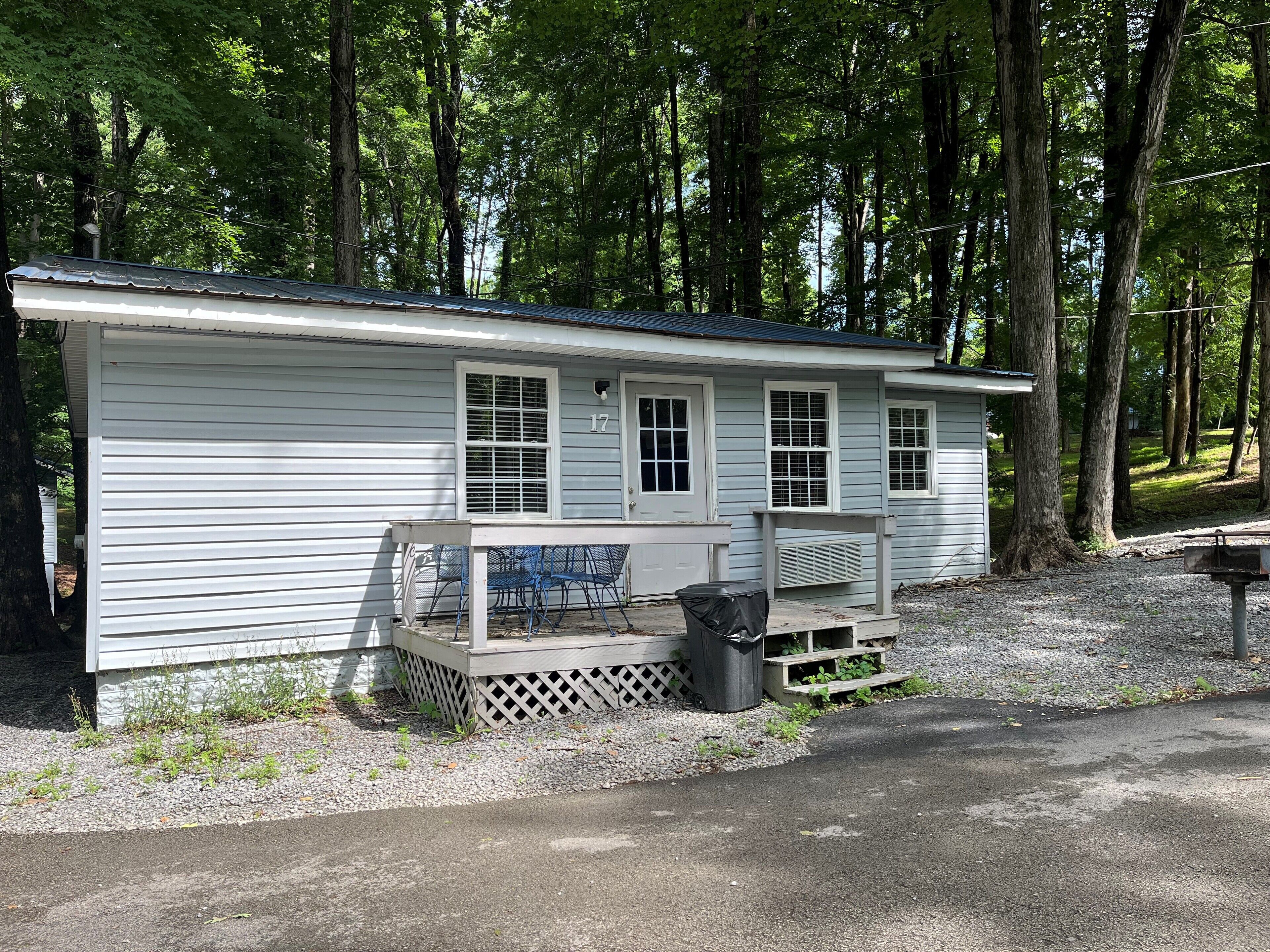 Quaint 3 Bedroom Rustic Cabin 1/2 Mile from Marina and Boat Ramp! #417