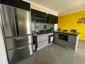 Refrigerador, microondas, horno y parrilla de estufa 