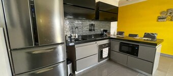 Family-Friendly / couples Haven, 5 Minutes from the Beach and Amenities.