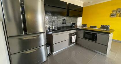 Family-Friendly / couples Haven, 5 Minutes from the Beach and Amenities.