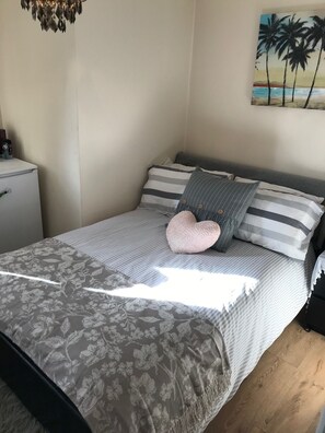1 quarto, escrivaninha, ferros/tábuas de passar roupa, Wi-Fi de cortesia