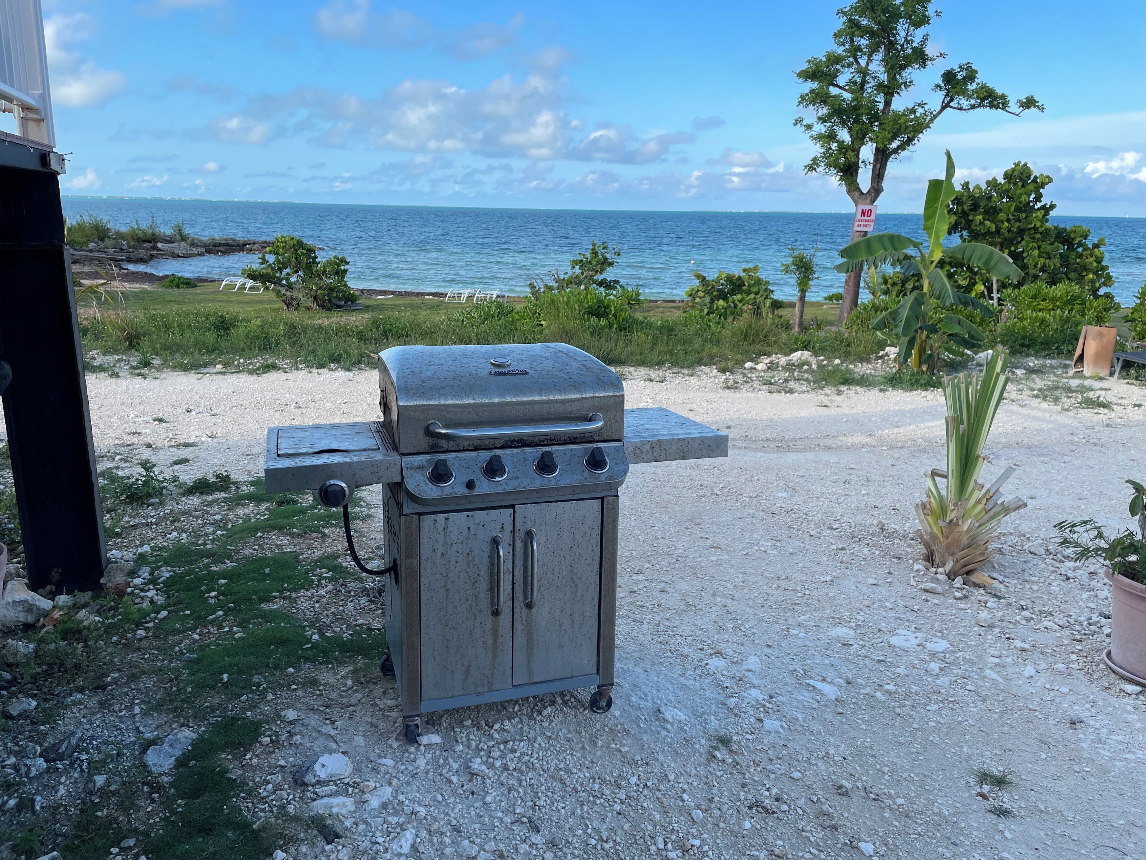 Una parrilla portátil con vista al océano.