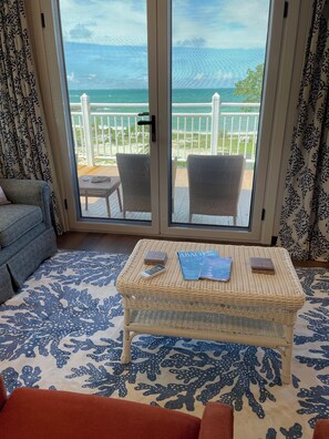 コテージ ビーチフロント | リビング エリア | 65 インチのスマートテレビ (デジタル放送視聴可)、ストリーミングサービス