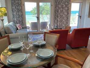 コテージ ビーチフロント | 客室内のダイニングエリア