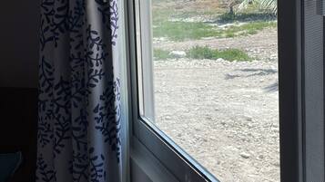 Una ventana con vista a una playa y al océano.