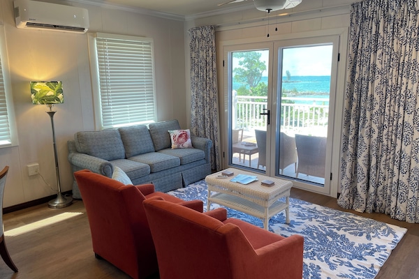 Casa de campo, frente al mar | Área de sala de estar | Smart TV de 65 pulgadas con canales digitales y servicios de streaming