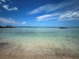 Ubicación a pie de playa, tumbonas, toallas de playa y buceo con tubo