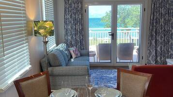 Comfort-feriehus - 2 soveværelser - køkken - strandudsigt | Spisning på værelset