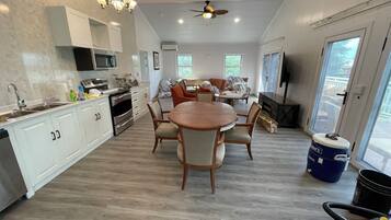 Deluxe Cottage, 2 Bedrooms, 2 Bathrooms, Sea View | Private kitchen