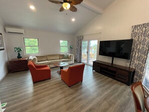 Deluxe-Ferienhaus, Strandnähe | Wohnbereich | 65-Zoll-Smart-TV mit Digitalempfang, Streaming-Dienste