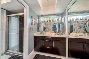 مجففات شعر، مناشف، صابون، شامبو