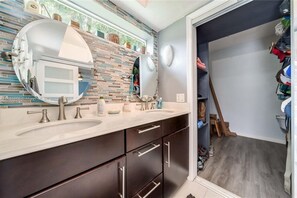 Sèche-cheveux, serviettes fournies, savon, shampoing