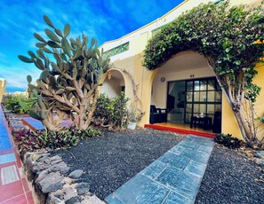 Exterior - Prime Location: Beach, Dining, and Fun Just Steps Away! (Castillo Caleta de Fuste)