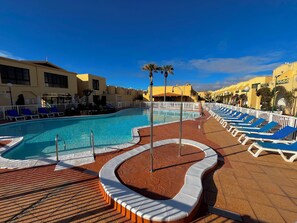 Outdoor pool - Prime Location: Beach, Dining, and Fun Just Steps Away! (Castillo Caleta de Fuste)