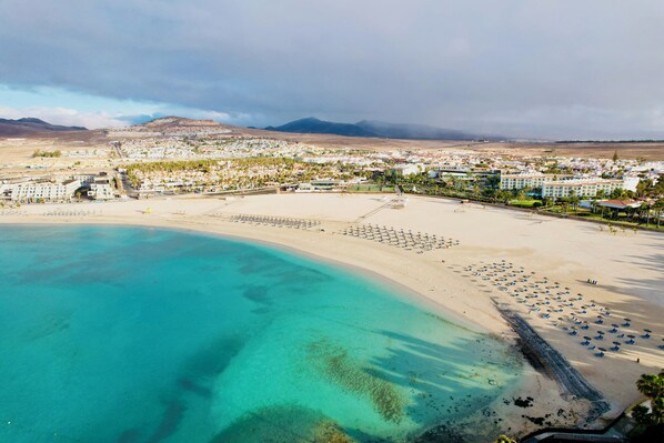 Sun-loungers - Prime Location: Beach, Dining, and Fun Just Steps Away! (Castillo Caleta de Fuste)