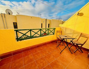 Outdoor dining - Prime Location: Beach, Dining, and Fun Just Steps Away! (Castillo Caleta de Fuste)