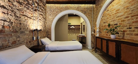 Cortinas blackout, tabla de planchar con plancha y wifi gratis . QUINTA SEIS TRES