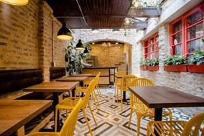 Nevera en la zona común y microondas en la zona común