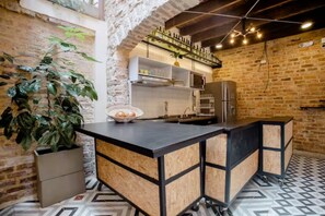 Nevera en la zona común y microondas en la zona común