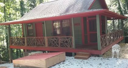 Creekside Cabin Close to hiking trails and waterfalls