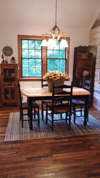 Creekside Cabin Close to hiking trails and waterfalls