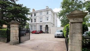 Exterior - Luxurious 1 Bed Detached Home with Gated Parking (Cheltenham)
